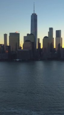 Aşağı Manhattan, New York, Sunrise 'da şehir manzarası. Hava görüntüsü. Amerika Birleşik Devletleri. Dikey Video