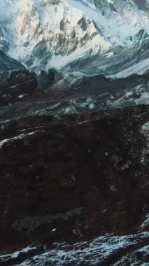 Güneşli günde Nuptse Dağı ve Lhotse Güney Surat. Hava görüntüsü. Drone İleri Uçuyor, Eğil. Şutu göster. Dikey Video
