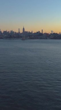 Sabah ve Hudson Nehri 'ndeki Manhattan City manzarası. New York, Amerika Birleşik Devletleri. Hava görüntüsü. Dikey Video