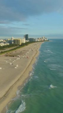 Miami South Beach, Urban Skyline ve Ocean at Sunny Morning. Hava görüntüsü. ABD. Dikey Video