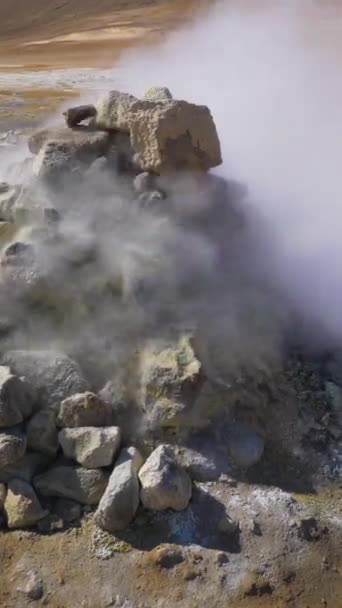 Hverir地热区的浮石蒸汽 Namafjall冰岛 垂直录像 — 图库视频影像