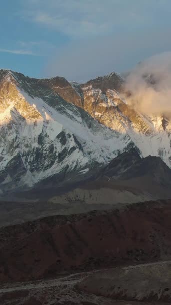 Гора Некс Лотс Південне Обличчя Людина Пішохід Заході Сонця Гімалаї — стокове відео