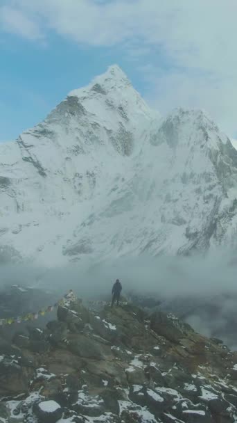 Чоловік Вершині Нангартсанг Дивлячись Гору Ама Дамлам Гімалаї Непал Вид — стокове відео