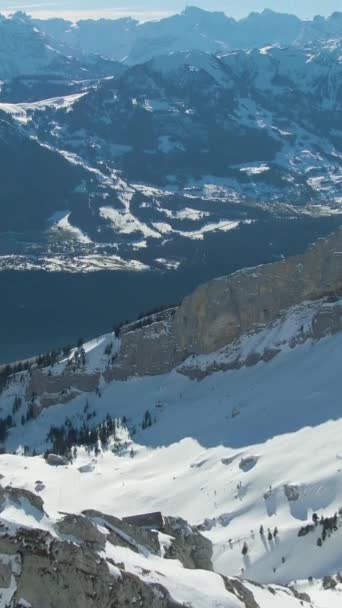 背景山岭和山脉 瑞士阿尔卑斯山 空中景观 飞行员向前飞 倾斜向上 真枪实弹垂直录像 — 图库视频影像