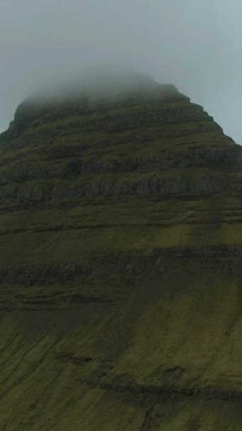 Kirkjufell Mountain Été Jour Nuageux Islande Vue Aérienne Tir Moyen — Video