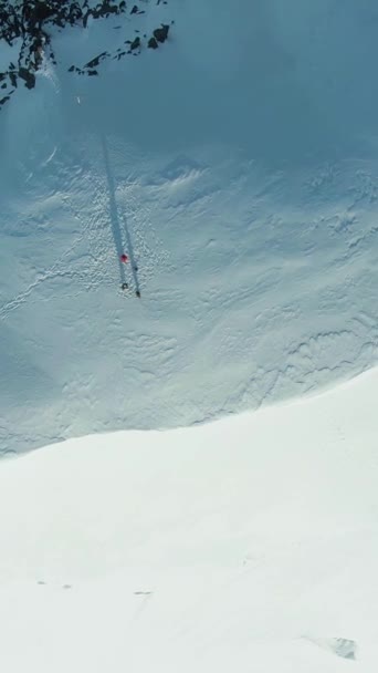 Emberek Csoportja Havas Hegytetőn Európai Alpokban Légi Függőleges Felülnézetből Lefelé — Stock videók