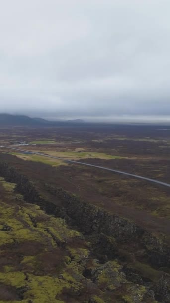 칭벨리르 국립공원에서 균열과 아이슬란드 드론이 궤도를 중입니다 비디오 — 비디오
