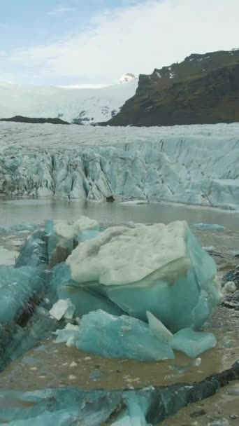 Svinafellsjokull冰川和冰川湖 空中景观 无人机在蓝色冰盖上向前飞去 垂直录像 — 图库视频影像