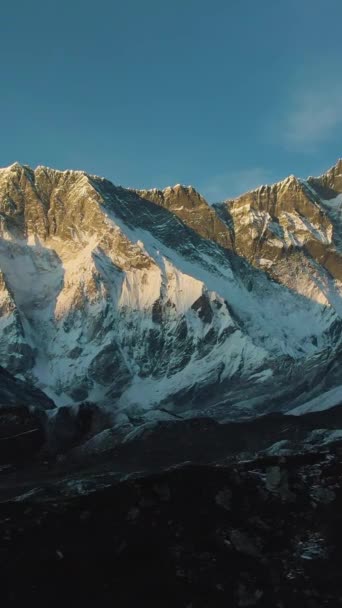 선셋에서 Nuptse Lhotse 히말라야 무인비행기는 옆쪽과 위쪽으로 날아갑니다 비디오 — 비디오
