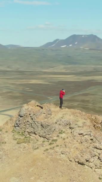 Fotógrafo Hombre Tomando Fotos Cima Montaña Área Geotérmica Hverir Islandia — Vídeo de stock