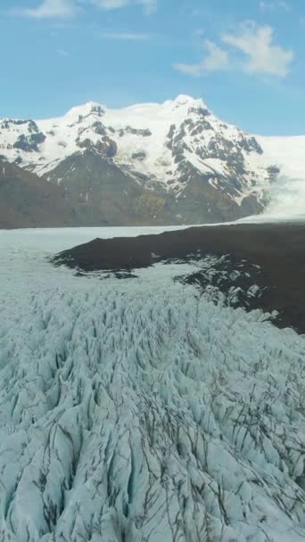 Geleira Montanha Svinafellsjokull Vatnajokull Ash Crevasses Islândia Vista Aérea Drone — Vídeo de Stock