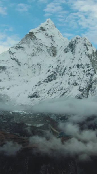 Man Summit Nangartsang Looking Ama Dablam Mountain Inglés Himalaya Nepal — Vídeo de stock