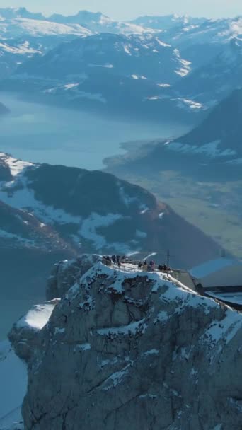 マウンテン ピラトス ビューポイント レイクとルツェルン シティー 視点からの観光客 スイスアルプス スイス アリアルビュー ドローンが軌道を回っている — ストック動画