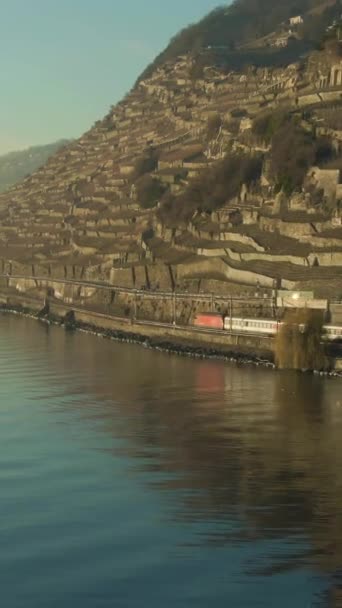 Utasszállító Vonat Megy Végig Genfi Partján Naplementekor Tükröződés Vízben Lavaux — Stock videók