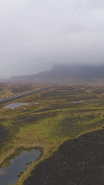 Samochód Drodze Islandzki Krajobraz Letni Dzień Chmury Widok Lotu Ptaka — Wideo stockowe