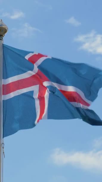 Bandera Ondeante Islandia Cielo Azul Con Nubes Fondo Cámara Lenta — Vídeo de stock