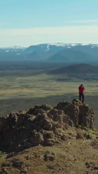 Homem Fotógrafo Viajante Montanha Top Tirando Fotos Área Hverir Dia — Vídeo de Stock