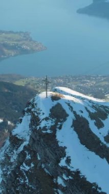 Dağın tepesinden ve Lucerne Gölü 'nden geç. Temiz bir kış sabahı. İsviçre Alpleri, İsviçre. Hava görüntüsü. Drone yörüngede. Dikey Video