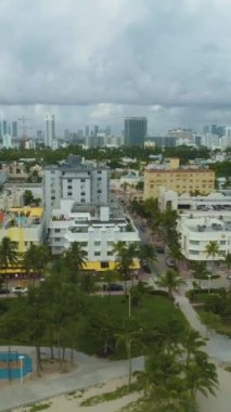Bulutlu bir günde Miami Beach ve Miami Downtown. Kentsel Şehir Manzarası. Hava görüntüsü. Amerika Birleşik Devletleri. Dikey Video