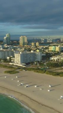 Miami South Beach, Sunny Morning 'de. Kentsel Skyline. Okyanus Dalgaları. Hava görüntüsü. ABD. Dikey Video