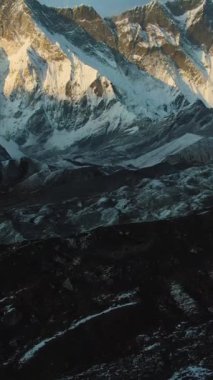 Nuptse Dağı ve Lhotse South Face Sunset 'te. Himalaya, Nepal. Hava görüntüsü. Drone İleri Uçuyor, Eğil. Şutu göster. Dikey Video