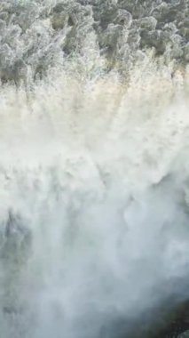 Dettifoss Güçlü Şelale. İzlanda. Havadan Yukarıdan Aşağı Görünümü. Drone yukarı doğru uçuyor. Dikey Video