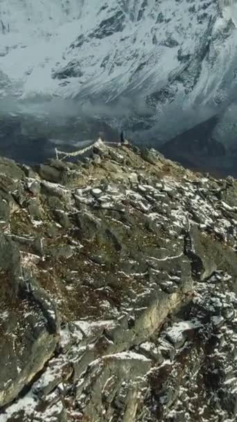 Nangartsang Dağı Nın Tepesindeki Yürüyüşçü Adam Ama Dablam Dağı Himalaya — Stok video
