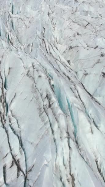 Ijslandse Svinafellsjokull Gletsjer Ash Cracks Crevasses Ijsland Luchtfoto Drone Draait — Stockvideo