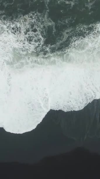 Océano Rompiendo Olas Reynisfjara Black Sand Beach Islandia Vista Vertical — Vídeos de Stock