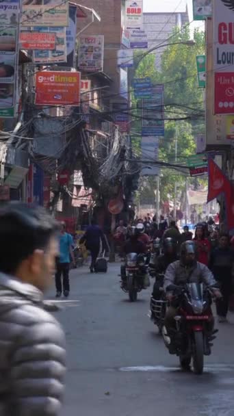 Kathmandu Nepal October 2019 Thamel Neighborhood Sunny Day 街上的人和交通 垂直录像 — 图库视频影像
