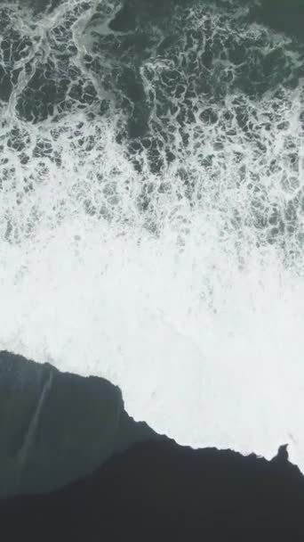 Ocean Crashing Waves Reynisfjara Black Sand Beach Island Vertikale Luftaufnahme — Stockvideo