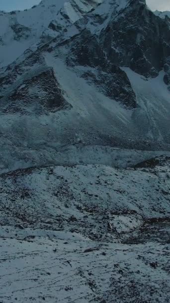 サンセットのアマダブラム山 ネパールのヒマラヤ アリアルビュー ドローン フライが先に進む ティルトアップ ショットを明らかに バーティカルビデオ — ストック動画