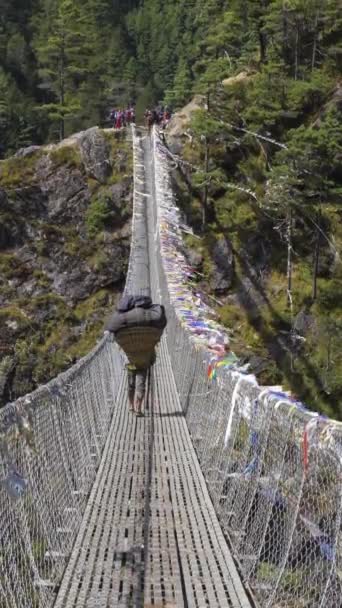 Porter Está Andando Ponte Suspensão Khumbu Himalaia Nepal Movimento Lento — Vídeo de Stock