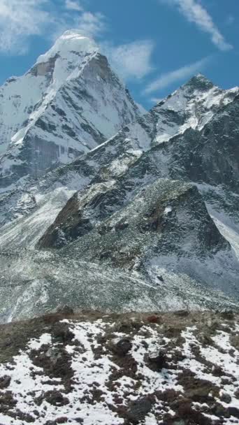 Ama Dablam Dağı Yürüyüş Adamı Güneşli Günde Mavi Gökyüzü Himalaya — Stok video