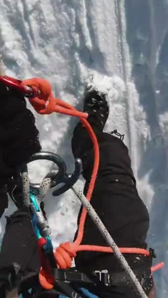 Alpinist Man Crampons Utilise Figure Eight Abseiling Fixed Rope Fpv Séquence Vidéo Libre De Droits