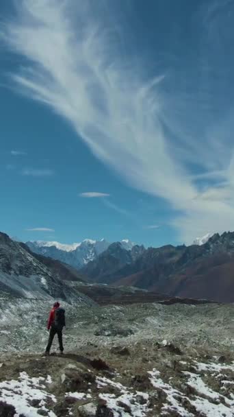 Ama Dablam Mountain Lhotse 얼굴과 하이커 스카이 히말라야 드론이 공전하고 — 비디오
