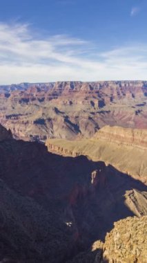 Güneşli günde Büyük Kanyon. Arizona, ABD. Hızlandırılmış Panning Zaman Hızı. Geniş açı. Dikey Video