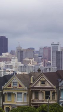 Boyalı Kadınlar, San Francisco şehir merkezi. Yağmurlu Bulutlu Gün. Kaliforniya, ABD. Zaman aşımı. Dikey Video