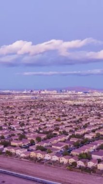 Las Vegas City Sunset 'te. Nevada, ABD. Hava Hızı Hızı, Zaman Hızı. Drone Yana ve Yukarı Uçuyor. Dikey Video