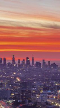 Gündoğumunda Los Angeles City manzarası. Kaliforniya, ABD. Zaman aşımı. Dikey Video