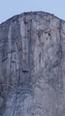 Sabah El Capitan 'da. Yosemite Vadisi. Kaliforniya, ABD. Zaman aşımı. Dikey Video