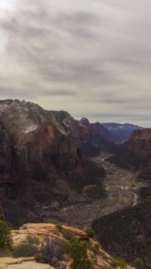 Bulutlu Gün Zirvesi 'nden Zion Kanyonu. Utah, ABD. Zion Ulusal Parkı. Utah, ABD. Hareket Döndürme Zaman Hızı. Geniş açı. Dikey Video