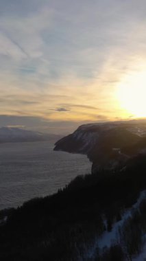 Gün batımında Ofotfjord Fiyort ve Dağları. Nordland, Norveç. Hava görüntüsü. Drone Yana ve Yukarı Uçuyor. Dikey Video