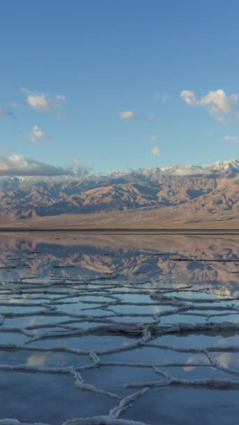 Badwater Basin Och Telescope Peak Salt Skorpa Och Moln Reflektion — Stockvideo