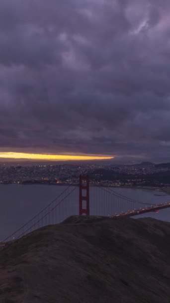 サンフランシスコとゴールデンゲートブリッジ タイムラップス カリフォルニア アメリカ バーティカルビデオ — ストック動画