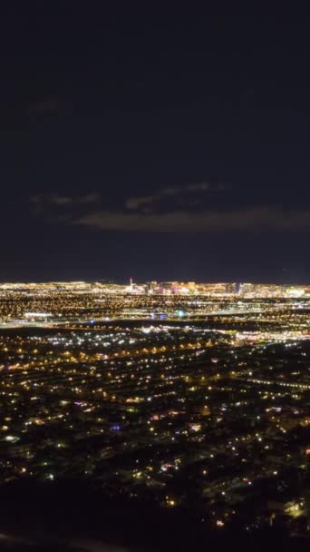 拉斯维加斯的天空线在夜晚 美国内华达州 空中超速 时间超速 飞行员向前飞 垂直录像 — 图库视频影像