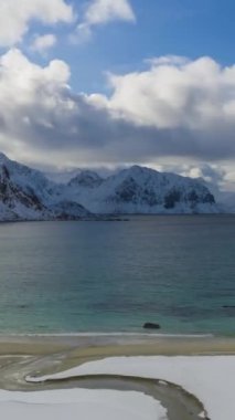 Haukland Sahili ve Dağları. Lofoten Adaları, Norveç Denizi, Norveç. Hava Hızı Hızı, Zaman Hızı. Drone İleri Uçuyor. Dikey Video
