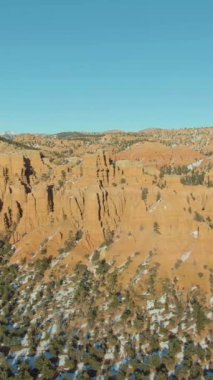 Güneşli Kış Gününde Kırmızı Kanyon. Dixie Ulusal Ormanı. Utah, ABD. Hava görüntüsü. Dikey Video