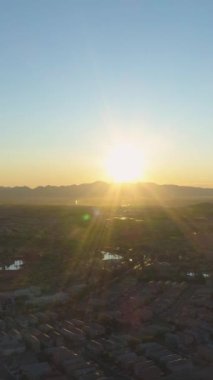 Gündoğumunda Las Vegas Konutları Mahallesi. Nevada, ABD. Hava görüntüsü. Drone İleri Uçuyor. Dikey Video