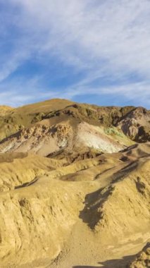 Sabah Sanatçı Paleti. Mavi Gök ve Bulutlar. Death Valley Ulusal Parkı. Kaliforniya, ABD. Hızlandırılmış Panning Zaman Hızı. Dikey Video